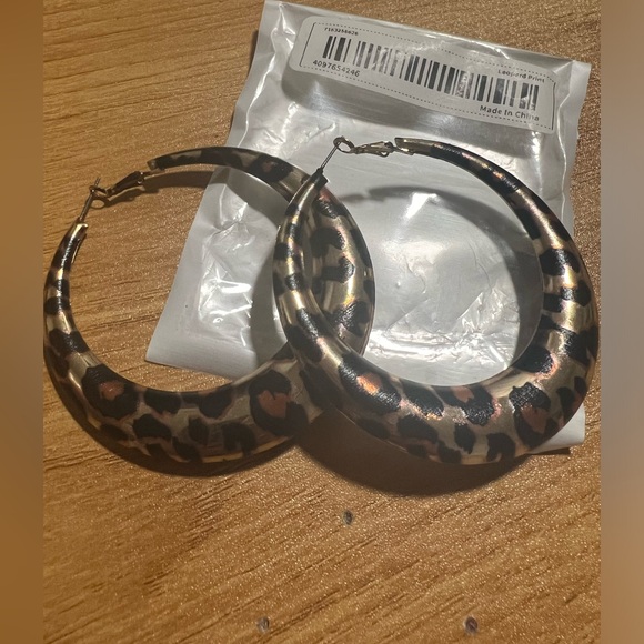 Leopard loop earrings - Picture 1 of 3